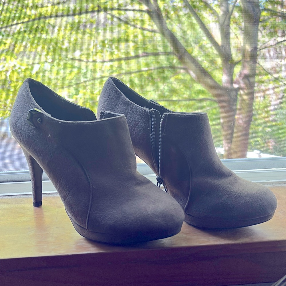 IMPO Brown Suede zippered heel ankle boots size 9